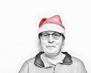 Eine Person trägt eine rote Weihnachtsmütze vor weißem Hintergrund.