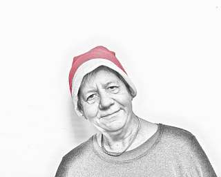 Ältere Frau trägt eine rote Weihnachtsmütze vor weißem Hintergrund.